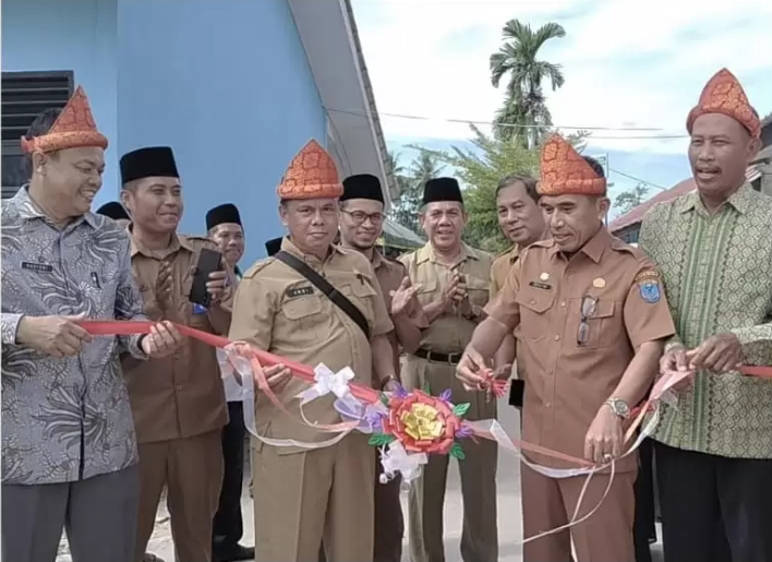 Kepala Dinas Pendidikan Kab.OKI Resmikan Gerbang SD N 2 Lubuk Seberuk